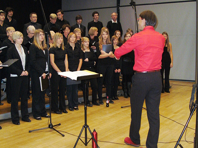 InnStimmen mit dem Chor des Musikgymnasiums Fallmerayerstraße und Chorleiter Siegfried Portugaller